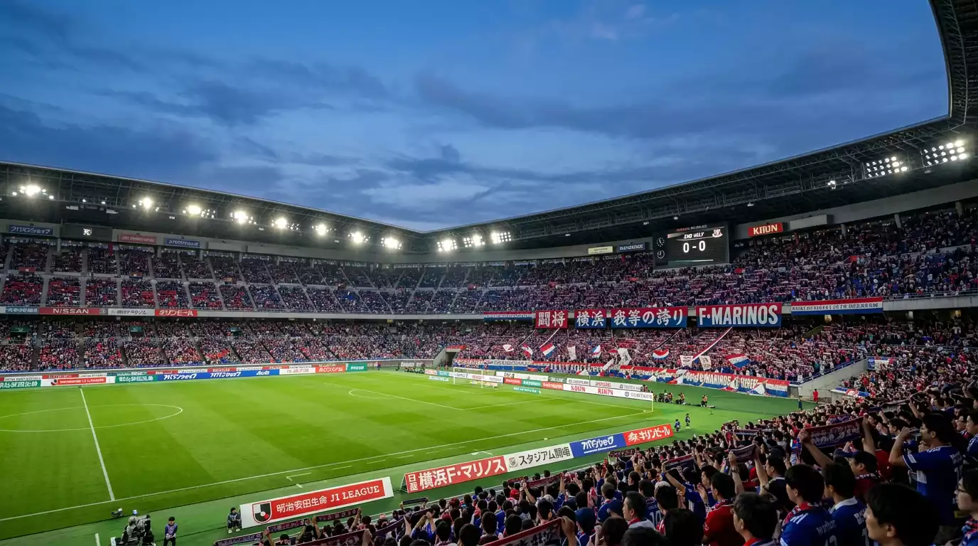 Estadio japonés iluminado durante una jornada de la J.League con afición asistente