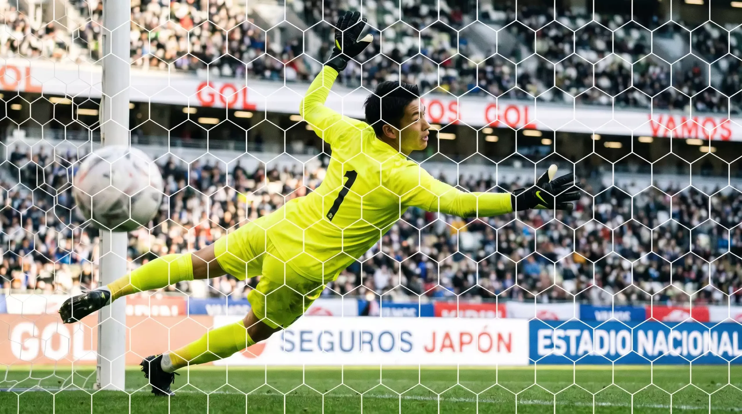 Portero japonés realizando una atajada en un partido de la J.League